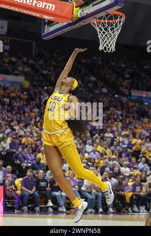 Baton Rouge, LOUISIANA, Stati Uniti. 3 marzo 2024. Angel Reese (10) della LSU va in alto per un layup durante la partita di pallacanestro femminile NCAA tra i Kentucky Wildcats e i LSU Tigers al Pete Maravich Assembly Center di Baton Rouge, LOUISIANA. Jonathan Mailhes/CSM/Alamy Live News Foto Stock