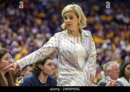 Baton Rouge, LOUISIANA, Stati Uniti. 3 marzo 2024. Il capo allenatore della LSU Kim Mulkey parla con le ragazze sulla sua panchina durante l'azione di basket femminile della NCAA tra i Kentucky Wildcats e i LSU Tigers al Pete Maravich Assembly Center di Baton Rouge, LOUISIANA. Jonathan Mailhes/CSM/Alamy Live News Foto Stock