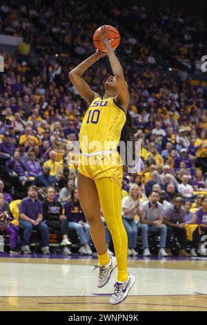 Baton Rouge, LOUISIANA, Stati Uniti. 3 marzo 2024. Angel Reese (10) della LSU va in alto per un layup durante la partita di pallacanestro femminile NCAA tra i Kentucky Wildcats e i LSU Tigers al Pete Maravich Assembly Center di Baton Rouge, LOUISIANA. Jonathan Mailhes/CSM/Alamy Live News Foto Stock