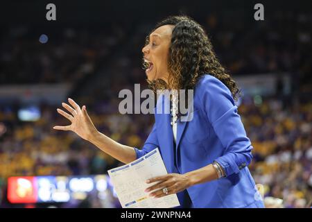 Baton Rouge, LOUISIANA, Stati Uniti. 3 marzo 2024. Il capo allenatore del Kentucky Kyra Elzy chiama una giocata durante la partita di pallacanestro femminile NCAA tra i Kentucky Wildcats e i LSU Tigers al Pete Maravich Assembly Center di Baton Rouge, LOUISIANA. Jonathan Mailhes/CSM/Alamy Live News Foto Stock