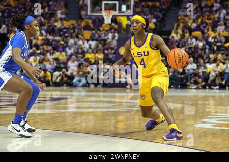 Baton Rouge, LOUISIANA, Stati Uniti. 3 marzo 2024. Flau'jae Johnson (4) della LSU cerca una corsia di guida durante la partita di pallacanestro femminile NCAA tra i Kentucky Wildcats e i LSU Tigers al Pete Maravich Assembly Center di Baton Rouge, LOUISIANA. Jonathan Mailhes/CSM/Alamy Live News Foto Stock