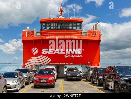 Traghetto Sealink per auto e passeggeri sul Golfo di Hauraki con destinazioni da e per Tāmaki Makaurau / Auckland, Waiheke Island e Aotea / Great Barrie Foto Stock