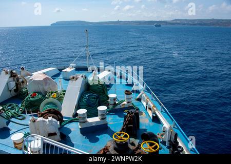 Linee di ormeggio sulla nave Bow Foto Stock