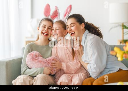 Buone vacanze. Madre e le sue figlie. La famiglia festeggia la Pasqua. Le bambine adorabili indossano orecchie da coniglio. Foto Stock