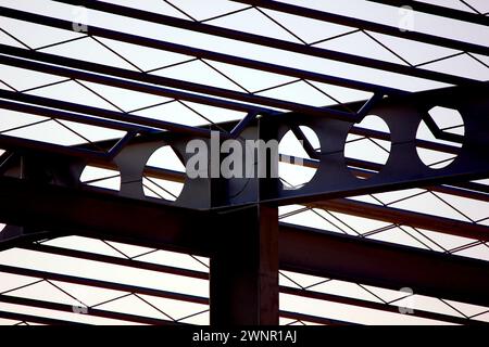 primo piano struttura interna in acciaio forma geometrica struttura astratta da magazzino stile minimalista Foto Stock