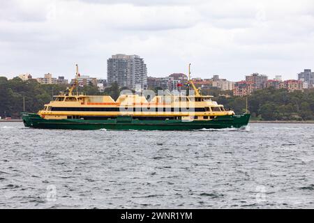 Traghetto di Manly, traghetto MV Freshwater sul porto di Sydney che trasporta pendolari tra il molo dei traghetti di Manly e il molo circolare di Sydney, Sydney, NSW, Australia Foto Stock