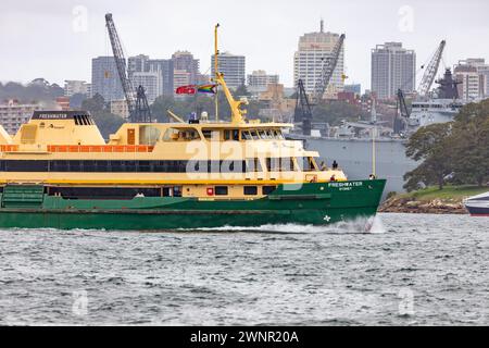 Traghetto di Manly, traghetto MV Freshwater sul porto di Sydney che trasporta pendolari tra il molo dei traghetti di Manly e il molo circolare di Sydney, Sydney, NSW, Australia Foto Stock