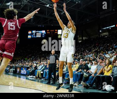 Boulder, Colorado, Stati Uniti. 3 marzo 2024. La guardia del Cardinal di Stanford Benny Gealer (15) salta in ritardo mentre l'attaccante dei Colorado Buffaloes Tristan da Silva (23) spara tre nella seconda metà della partita di basket maschile tra Colorado e Stanford al centro Coors Events di Boulder, CO.. Derek Regensburger/CSM (immagine di credito: © Derek Regensburger/Cal Sport Media). Crediti: csm/Alamy Live News Foto Stock