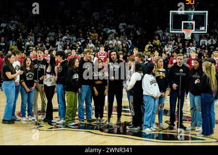 Boulder, Colorado, Stati Uniti. 3 marzo 2024. Mile 21 canta l'inno nazionale prima della partita di basket maschile tra Colorado e Stanford al Coors Events Center di Boulder, CO. Derek Regensburger/CSM/Alamy Live News Foto Stock