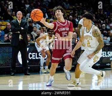 Boulder, Colorado, Stati Uniti. 3 marzo 2024. La guardia cardinale di Stanford Benny Gealer (15 anni) fa un passaggio nella partita di basket maschile tra Colorado e Stanford al centro eventi Coors di Boulder, CO. Derek Regensburger/CSM/Alamy Live News Foto Stock