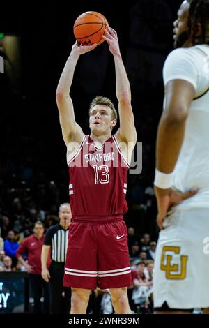 Boulder, Colorado, Stati Uniti. 3 marzo 2024. La guardia del Cardinal di Stanford Michael Jones (13 anni) spara un colpo fallo nella partita di basket maschile tra Colorado e Stanford al centro eventi Coors di Boulder, CO. Derek Regensburger/CSM/Alamy Live News Foto Stock