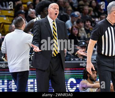 Boulder, Colorado, Stati Uniti. 3 marzo 2024. Il capo-allenatore del Colorado Tad Boyle non può credere a una chiamata nella partita di basket maschile tra Colorado e Stanford al centro eventi Coors di Boulder, CO. Derek Regensburger/CSM/Alamy Live News Foto Stock