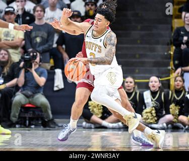 Boulder, Colorado, Stati Uniti. 3 marzo 2024. La guardia dei Colorado Buffaloes KJ Simpson (2) affronta un difensore di Stanford nella partita di basket maschile tra Colorado e Stanford al centro eventi Coors di Boulder, CO.. Derek Regensburger/CSM/Alamy Live News Foto Stock