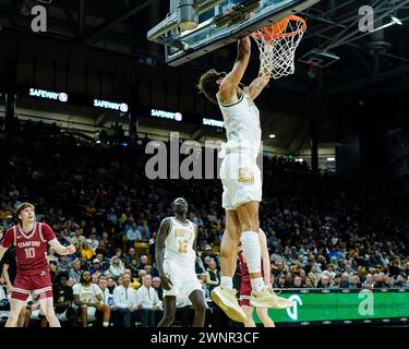 Boulder, Colorado, Stati Uniti. 3 marzo 2024. La guardia dei Colorado Buffaloes J'Vonne Hadley (1) sbatte una casa nella seconda metà della partita di basket maschile tra Colorado e Stanford al centro Coors Events di Boulder, CO. Derek Regensburger/CSM/Alamy Live News Foto Stock