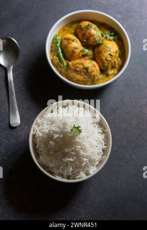 Piatti cotti, riso e curry all'uovo serviti in ciotole. Vista dall'alto Foto Stock