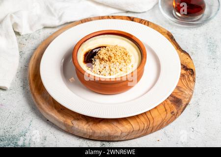 Budino di riso. Dessert latte. Budino di riso cotto al forno in una ciotola di argilla Foto Stock