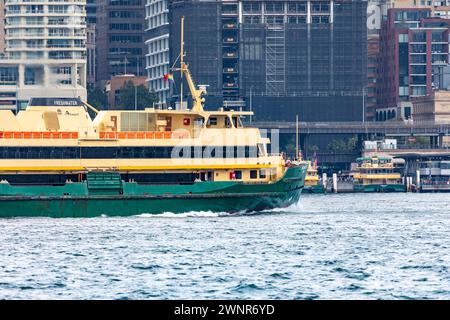 Il traghetto Manly, il traghetto Sydney, il traghetto MV Freshwater, il traghetto più antico di Sydney, diretto verso il capolinea dei traghetti di Circular Quay, Australia, 2024 Foto Stock