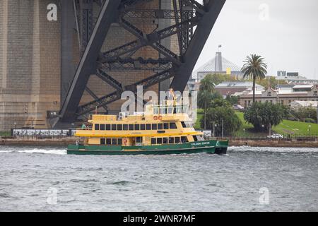 Traghetto di Sydney il MV Golden Grove passa sotto il ponte del porto di Sydney, Sydney, NSW, Australia Foto Stock