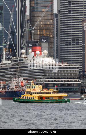 Nave da crociera Queen Victoria nel porto di Sydney con traghetto MV Alexander che passa da poppa, Sydney, Australia Foto Stock