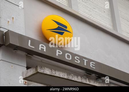 Bordeaux , Francia - 02 29 2024 : testo del logo postale francese la poste e insegna del marchio sull'ufficio del negozio sulla facciata dell'edificio d'ingresso Foto Stock