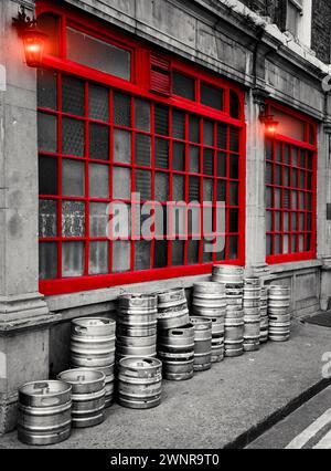 Dublin Street, fila di fusti di birra impilati fuori da un edificio. L'immagine mostra una parte di un pub tradizionale a Dublino che mostra il suo architetto classico Foto Stock