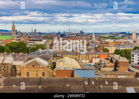 Skyline di Dublino, vista aerea di una città in una giornata nuvolosa, Irlanda Foto Stock