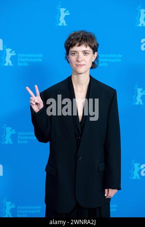 Schauspielerin Liv Lisa Fries während des Photocalls zum Film in Liebe, Eure Hilde anlässlich der 74. Internationalen Filmfestspiele Berlin. / L'attrice Liv Lisa Fries durante il photocall per il film a Liebe, Eure Hilde in occasione del 74° Festival Internazionale del Cinema di Berlino. Snapshot-Photography/K.M.Krause *** attrice Liv Lisa Fries durante il photocall per il film a Liebe, Eure Hilde in occasione del 74° Festival Internazionale del Cinema di Berlino, l'attore Liv Lisa Fries durante il photocall per il film a Liebe, Eure Hilde in occasione del 74° Festival Internazionale del Cinema di Berlino Foto Stock