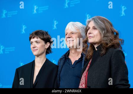 Regisseur Andreas Dresen, Schauspielerin Liv Lisa Fries und Drehbuchautorin Laila Stieler während des Photocalls zum Film in Liebe, Eure Hilde anlässlich der 74. Internationalen Filmfestspiele Berlin. / Il regista Andreas Dresen, l'attore Liv Lisa Fries e la sceneggiatrice Laila Stieler durante la chiamata per il film a Liebe, Eure Hilde in occasione del 74° Festival Internazionale del Cinema di Berlino. Snapshot-Photography/K.M.Krause *** il regista Andreas Dresen, l'attore Liv Lisa Fries e la sceneggiatrice Laila Stieler durante la chiamata per il film a Liebe, Eure Hilde in occasione del 74° Ber Foto Stock