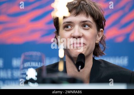 Schauspielerin Liv Lisa Fries während der Pressekonferenz zum Film in Liebe, Eure Hilde anlässlich der 74. Internationalen Filmfestspiele Berlin. / Attrice Liv Lisa Fries durante la conferenza stampa del film a Liebe, Eure Hilde in occasione del 74° Festival Internazionale del Cinema di Berlino. Snapshot-Photography/K.M.Krause *** attrice Liv Lisa Fries durante la conferenza stampa per il film a Liebe, Eure Hilde in occasione del 74° Festival Internazionale del Cinema di Berlino l'attore Liv Lisa Fries durante la conferenza stampa per il film a Liebe, Eure Hilde in occasione del 74° Festival Internazionale di Berlino Foto Stock