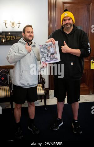 Washington, Stati Uniti. 18 gennaio 2024. Il senatore degli Stati Uniti John Fetterman (Democratico della Pennsylvania), giusto, posa con Jon Levine, giornalista postale di New York, a seguito di un'intervista nel suo ufficio nel Russell Senate Office Building a Washington, DC, USA, giovedì 18 gennaio, 2024. foto di Rod Lamkey/CNP/ABACAPRESS.COM credito: abaca Press/Alamy Live News Foto Stock