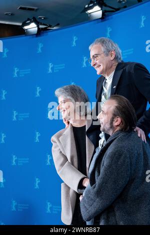 Regisseur Olivier Assayas, Schauspieler Vincent Macaigne und Micha Lescot während des Photocalls zum Film Hors Du Temps anlässlich der 74. Internationalen Filmfestspiele Berlin. / Il regista Olivier Assayas, gli attori Vincent Macaigne e Micha Lescot durante il photocall per il film Hors Du Temps in occasione del 74° Festival Internazionale del Cinema di Berlino. Snapshot-Photography/K.M.Krause *** regista Olivier Assayas, attori Vincent Macaigne e Micha Lescot durante la fotocall per il film Hors Du Temps in occasione del 74° Festival Internazionale del Cinema di Berlino, direttore Olivier Assayas, A. Foto Stock