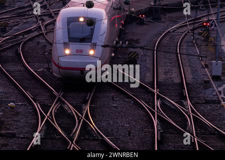 Monaco, Germania. 4 marzo 2024. Un singolo treno ICE attraversa i binari alla stazione centrale di Monaco nelle prime ore del mattino. Gli scioperi sono ora nuovamente possibili a seguito del rinnovato fallimento dei negoziati salariali presso la Deutsche Bahn. Crediti: Peter Kneffel/dpa/Alamy Live News Foto Stock