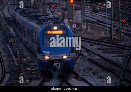 Monaco, Germania. 4 marzo 2024. Un singolo treno Bayerische Regiobahn (BRB) arriva alla stazione centrale di Monaco nelle prime ore del mattino. Crediti: Peter Kneffel/dpa/Alamy Live News Foto Stock