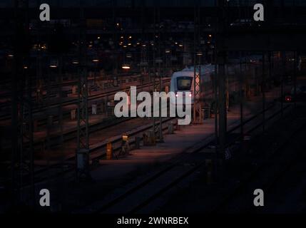 Monaco, Germania. 4 marzo 2024. Un treno ICE si trova alla stazione centrale di Monaco nelle prime ore del mattino. A seguito del rinnovato fallimento della contrattazione collettiva alla Deutsche Bahn, gli scioperi sono ora nuovamente possibili. Crediti: Peter Kneffel/dpa/Alamy Live News Foto Stock