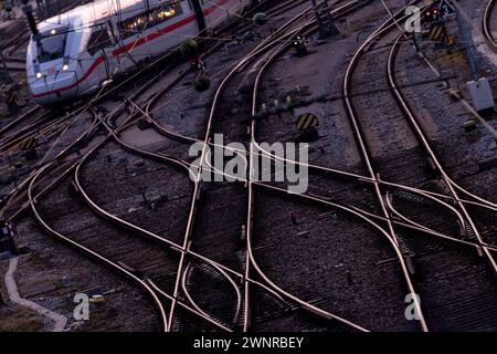 Monaco, Germania. 4 marzo 2024. Un singolo treno ICE attraversa i binari alla stazione centrale di Monaco nelle prime ore del mattino. Gli scioperi sono ora nuovamente possibili a seguito del rinnovato fallimento dei negoziati salariali presso la Deutsche Bahn. Crediti: Peter Kneffel/dpa/Alamy Live News Foto Stock