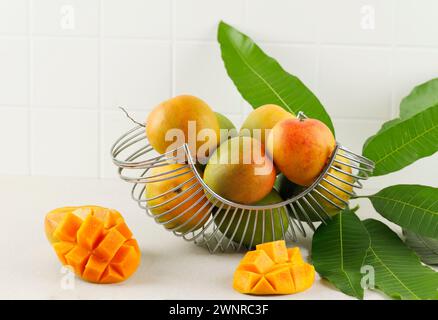 Mangga Gedong Gincu, variante di Mango maturo, ampiamente coltivata a Majalengka e Cirebon, Giava occidentale. Gedong Gincu Mango ha la pelle rossa e l'aroma fragrante. Foto Stock