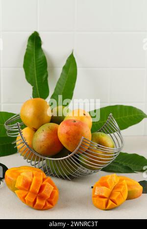 Gedong Gincu Mango, variante di mango maturo, ampiamente coltivata a Majalengka e Cirebon, Giava occidentale. Gedong Gincu Mango ha la pelle rossa e l'aroma fragrante. Foto Stock