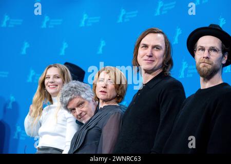 Regisseur Matthias Glasner, Schauspieler Lars Eidinger, Corinna Harfouch, Lilith Stangenberg, Ronald Zehrfeld e Robert Gwisdek während des Photocalls zum Film Sterben anlässlich der 74. Internationalen Filmfestspiele Berlin. / Regista Matthias Glasner, attori Lars Eidinger, Corinna Harfouch, Lilith Stangenberg, Ronald Zehrfeld e Robert Gwisdek durante il photocall per il film Sterben in occasione del 74° Festival Internazionale del Cinema di Berlino. Fotografia istantanea/K.M.Krause *** Direttore Matthias Glasner, attori Lars Eidinger, Corinna Harfouch, Lilith Stangenberg, Ronald Zehrfeld e. Foto Stock