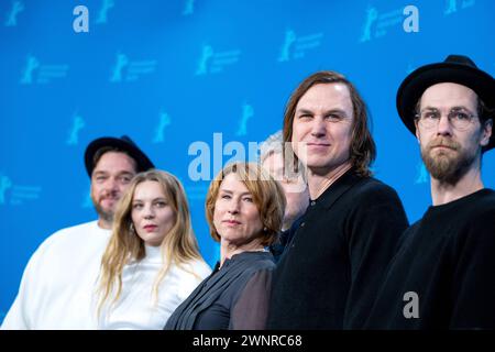 Regisseur Matthias Glasner, Schauspieler Lars Eidinger, Corinna Harfouch, Lilith Stangenberg, Ronald Zehrfeld e Robert Gwisdek während des Photocalls zum Film Sterben anlässlich der 74. Internationalen Filmfestspiele Berlin. / Regista Matthias Glasner, attori Lars Eidinger, Corinna Harfouch, Lilith Stangenberg, Ronald Zehrfeld e Robert Gwisdek durante il photocall per il film Sterben in occasione del 74° Festival Internazionale del Cinema di Berlino. Fotografia istantanea/K.M.Krause *** Direttore Matthias Glasner, attori Lars Eidinger, Corinna Harfouch, Lilith Stangenberg, Ronald Zehrfeld e. Foto Stock