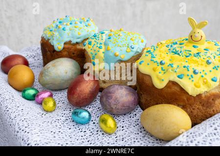 Tradizioni pasquali. Cristo è risorto. Diverse torte pasquali al forno e uova colorate su una tovaglia di pizzo. Dolci per la festa ortodossa di Pasqua Foto Stock