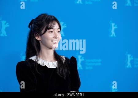 Schauspielerin Kim Seungyun während des Photocalls zum Film Yeohaengjaui Pilyo - A Traveler S needs anlässlich der 74. Internationalen Filmfestspiele Berlin. / L'attrice Kim Seungyun durante il photocall per il film Yeohaengjaui Pilyo - A Traveler's Needs in occasione del 74° Festival Internazionale del Cinema di Berlino. Snapshot-Photography/K.M.Krause *** l'attrice Kim Seungyun durante la chiamata per il film Yeohaengjaui Pilyo A Traveler's Needs in occasione del 74° Festival Internazionale del Cinema di Berlino l'attrice Kim Seungyun durante la chiamata per il film Yeohaengjaui Pilyo A Traveler S ne Foto Stock