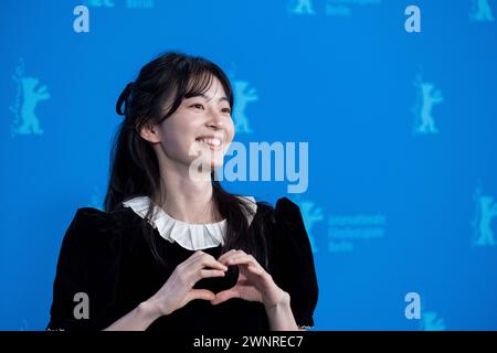 Schauspielerin Kim Seungyun während des Photocalls zum Film Yeohaengjaui Pilyo - A Traveler S needs anlässlich der 74. Internationalen Filmfestspiele Berlin. / L'attrice Kim Seungyun durante il photocall per il film Yeohaengjaui Pilyo - A Traveler's Needs in occasione del 74° Festival Internazionale del Cinema di Berlino. Snapshot-Photography/K.M.Krause *** l'attrice Kim Seungyun durante la chiamata per il film Yeohaengjaui Pilyo A Traveler's Needs in occasione del 74° Festival Internazionale del Cinema di Berlino l'attrice Kim Seungyun durante la chiamata per il film Yeohaengjaui Pilyo A Traveler S ne Foto Stock