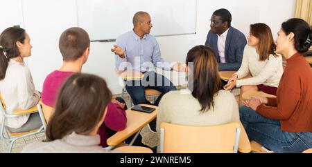 Il coach conduce la formazione aziendale all'università Foto Stock