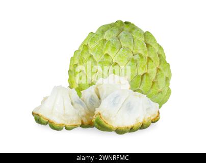 Mela con crema pasticcera a fette isolata su sfondo bianco. percorso di ritaglio delle mele della crema pasticcera Foto Stock