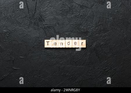 parola tenera scritta su un blocco di legno. testo dell'offerta sul tavolo, concetto. Foto Stock