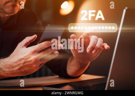 Autenticazione a due fattori 2FA, uomo d'affari che utilizza il telefono cellulare e il laptop per accedere all'account online, attenzione selettiva Foto Stock