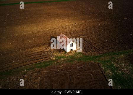 Vista aerea della fattoria abbandonata sul campo, vista dall'alto con drone pov Foto Stock