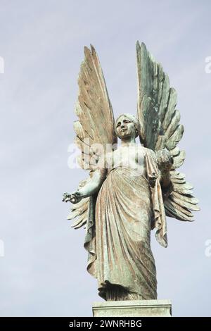 Regno Unito, Bath, Statua dell'Angelo della Pace sul memoriale di Edoardo VII, conosciuto come il Peacemaker, nei Parade Gardens. Foto Stock