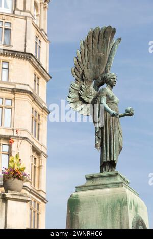 Regno Unito, Bath, Statua dell'Angelo della Pace sul memoriale di Edoardo VII, conosciuto come il Peacemaker, nei Parade Gardens. Foto Stock