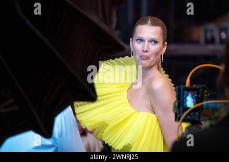 Toni Garrn bei der Ankunft zur Eröffnung der 74. Internationalen Filmfrestpiele mit der Premiere des Films piccole cose come queste . / Toni Garrn in arrivo all'inaugurazione del 74° Festival Internazionale del Cinema con la prima del film Small Things Like These . Snapshot-Photography/K.M.Krause *** Toni Garrn in arrivo all'apertura del 74° Festival Internazionale del Cinema con la prima del film Small Things Like These Toni Garrn in arrivo all'apertura del 74° Festival Internazionale del Cinema con la prima del film Small Things Like These snapshot Photography K M. Krause Foto Stock